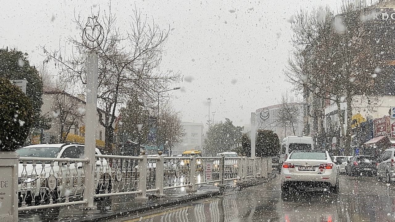 Nisan ortasında kar sürprizi: Niğde beyaza büründü