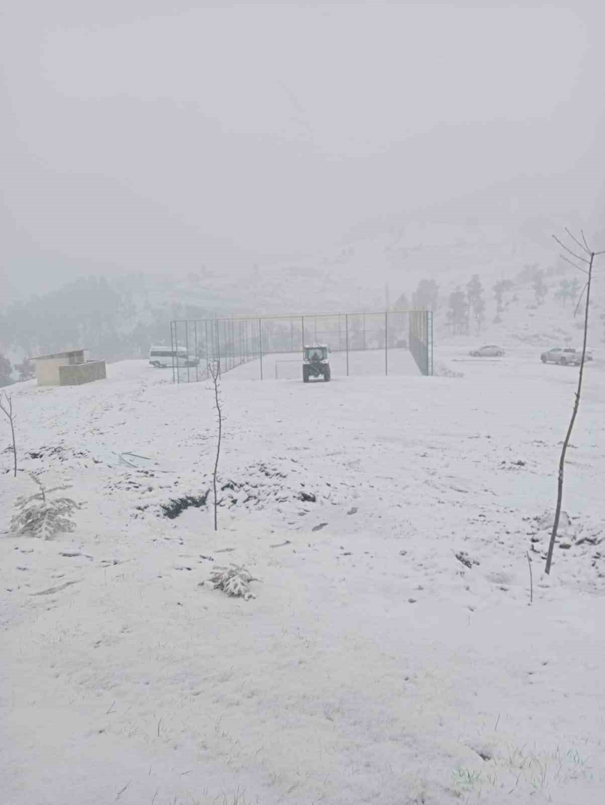 Adana’da yüksek kesimlerinde kar yağışı