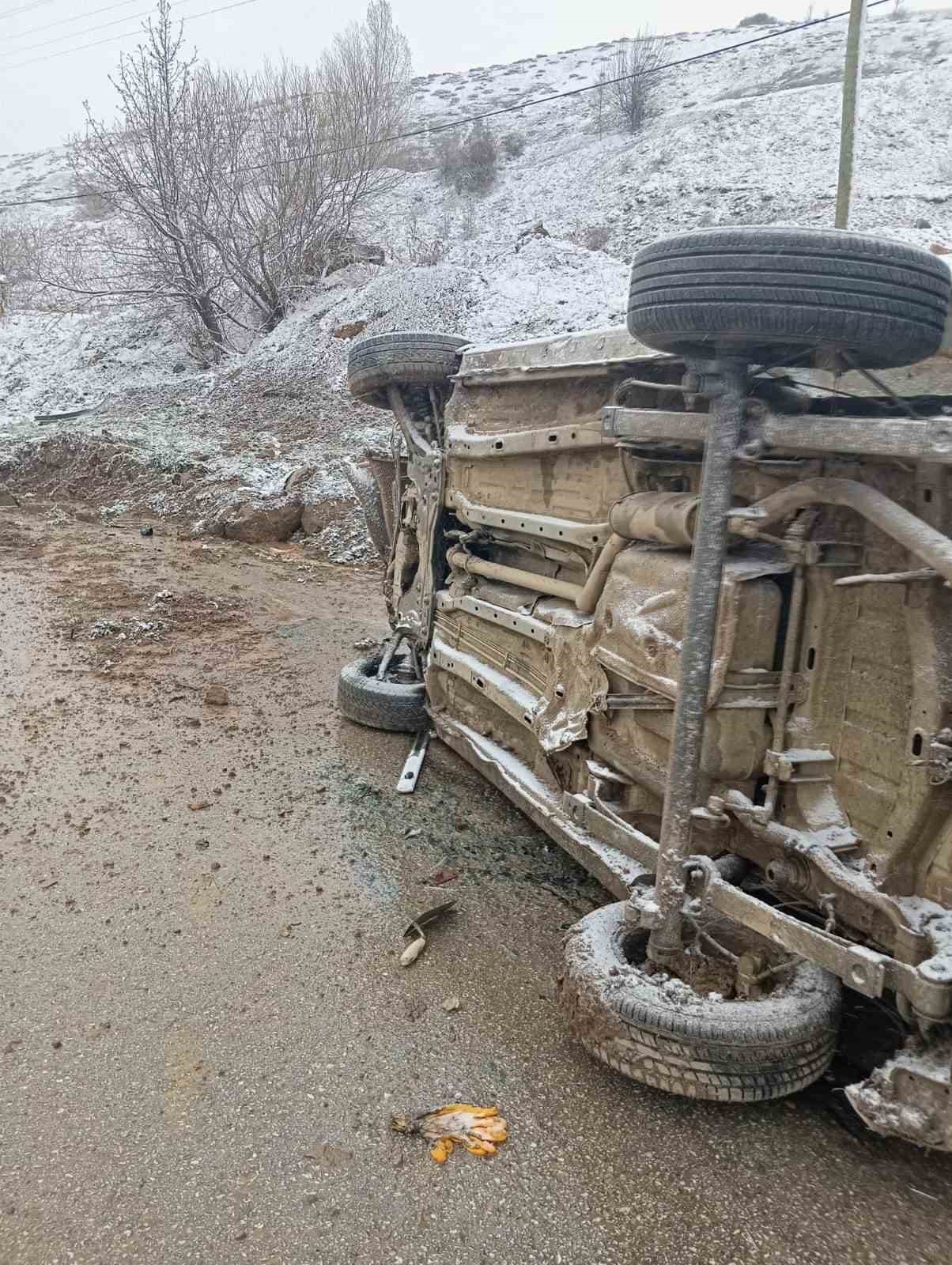 Yozgat’ta hafif ticari araç devrildi: 2 kişi yaralandı