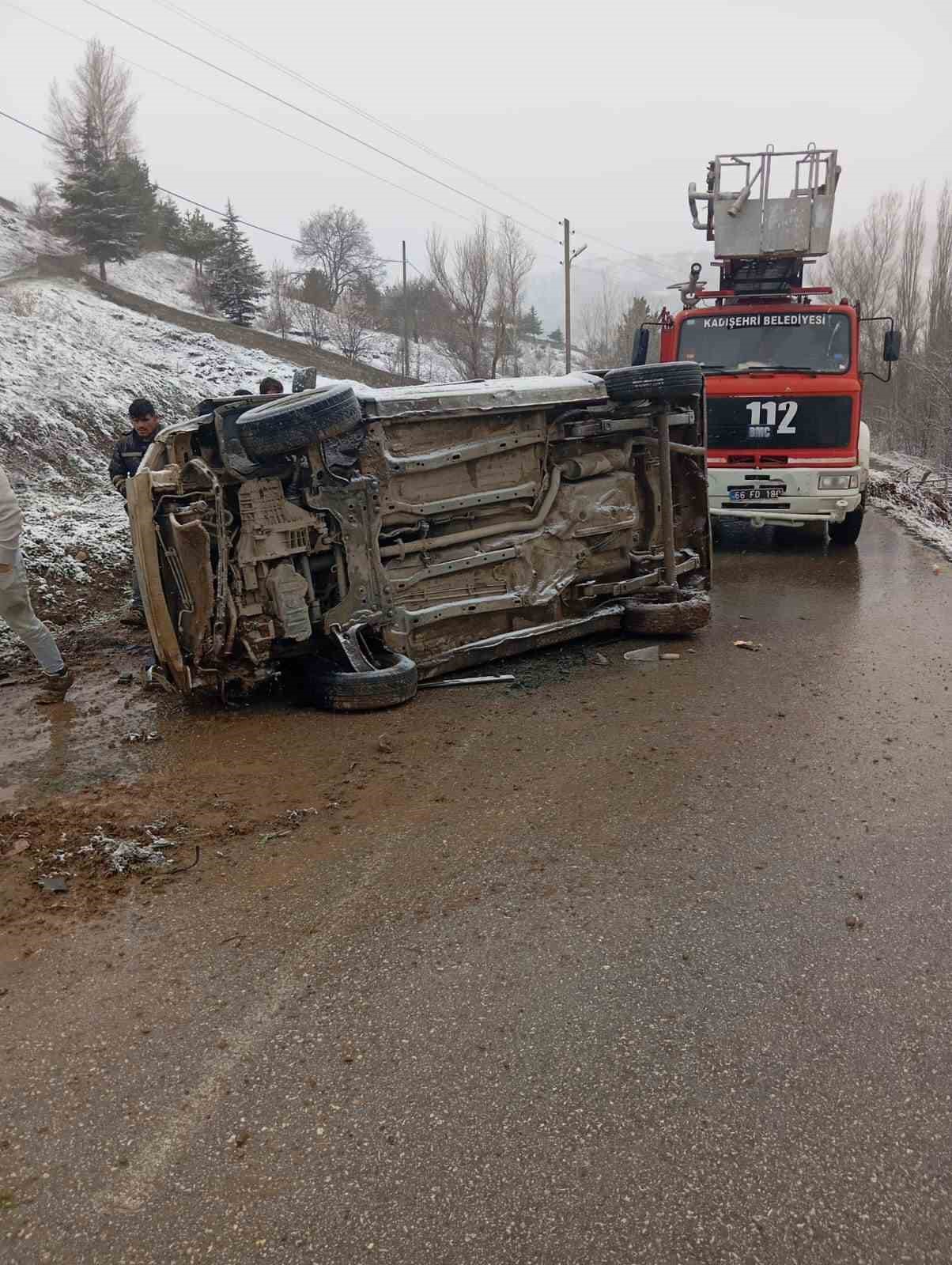 Yozgat&rsquo;ta hafif ticari ara&ccedil; devrildi: 2 kişi yaralandı
