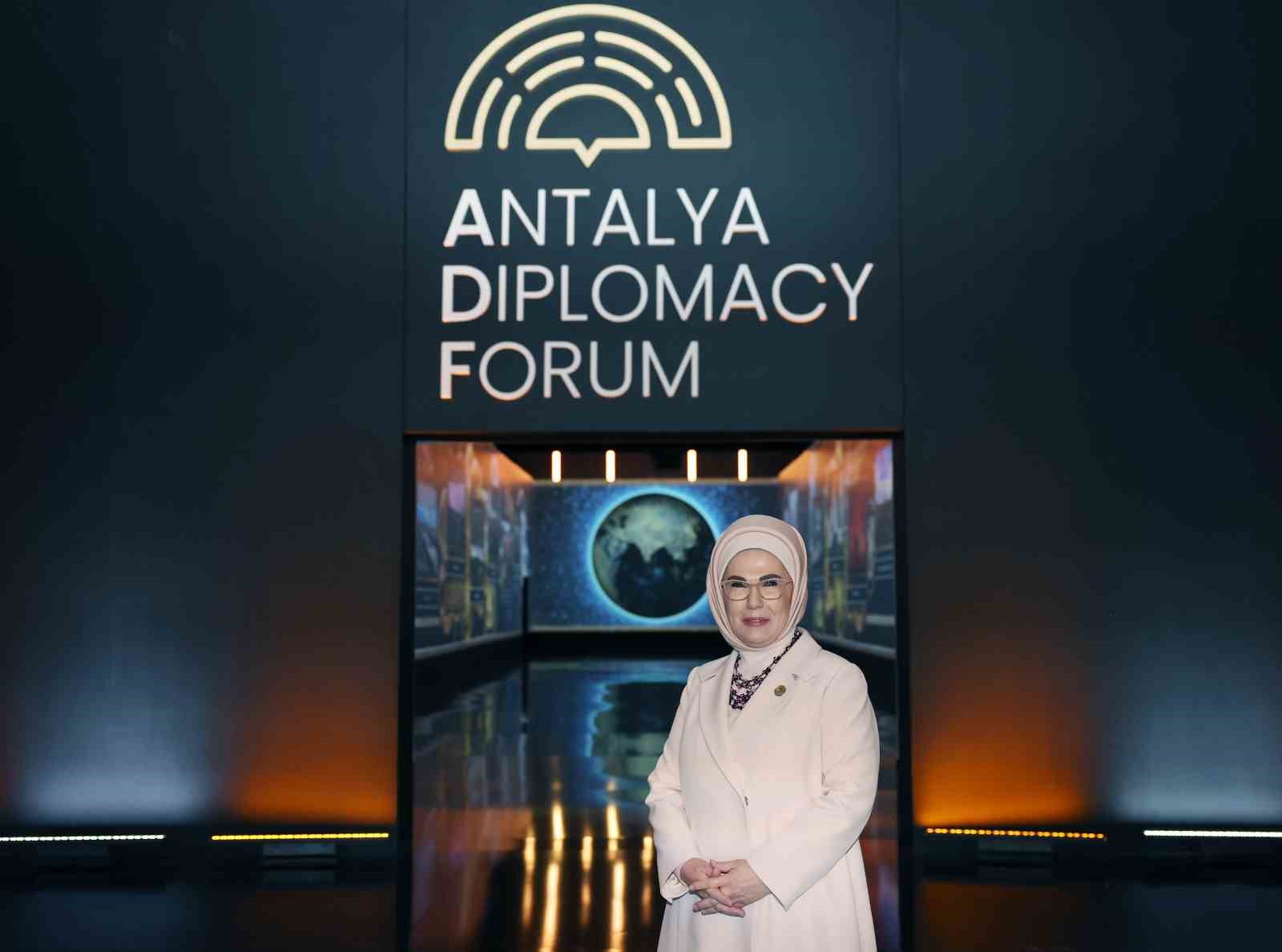 Emine Erdoğan, BM Sürdürülebilir Kalkınma Çözümleri Ağı Başkanı Sachs ile görüştü