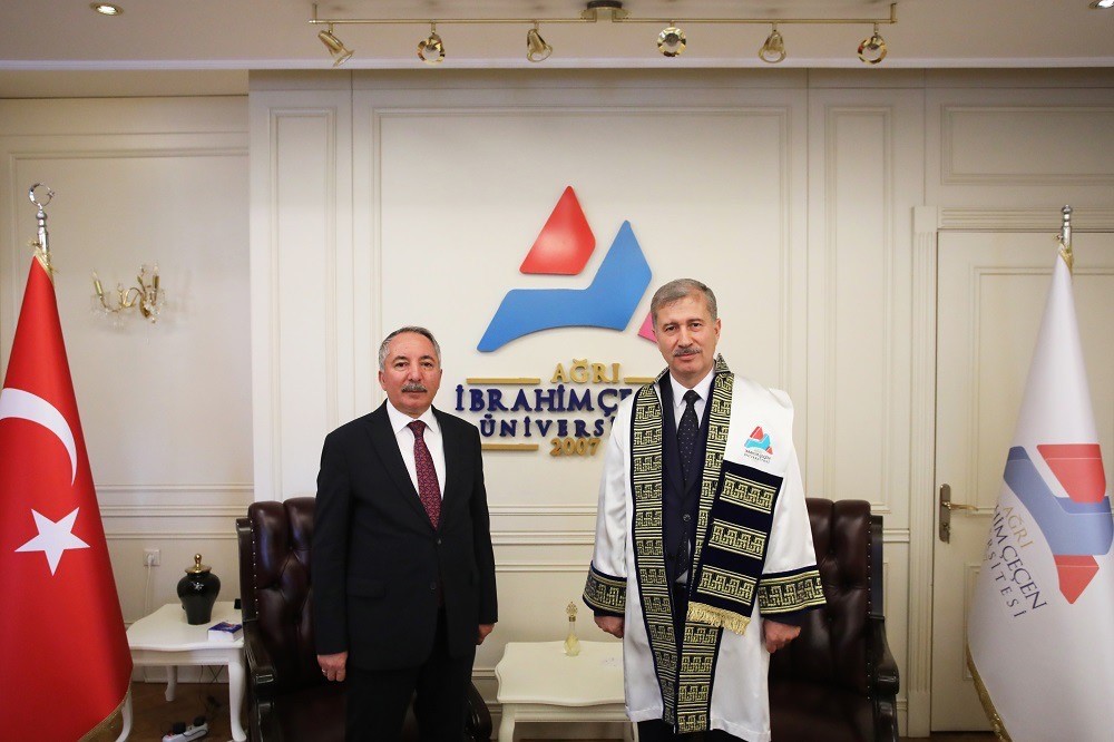 AİÇÜ’de yeni dönem: Gülçin rektörlük görevine başladı