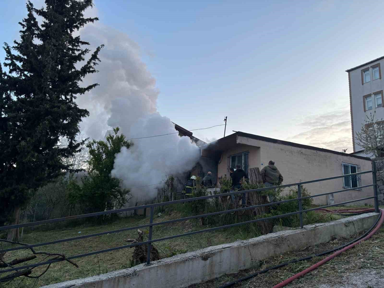 Yaşlı kadın alevlerin arasından son anda kurtarıldı