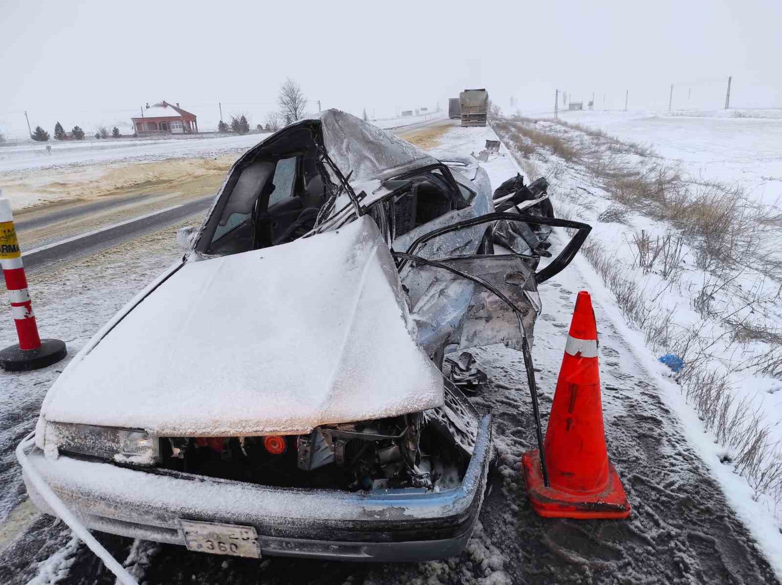 Otomobil kamyona çarptı: 2 ölü