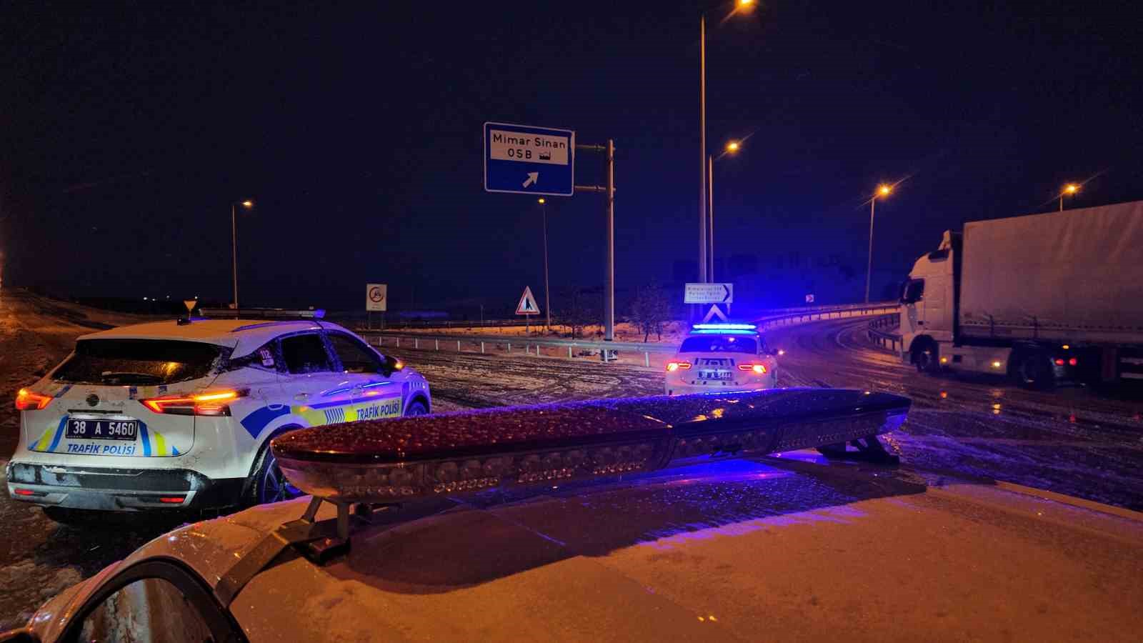 Otomobil kamyona &ccedil;arptı: 2 &ouml;l&uuml;
