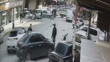 Otomobil ile motosiklet çarpıştı, 2 kişi yaralandı: Kaza anı kamerada