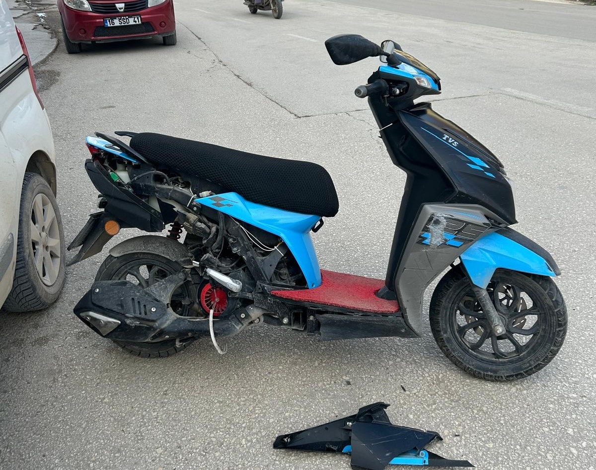 Otomobil ile motosiklet &ccedil;arpıştı, 2 kişi yaralandı: Kaza anı kamerada
