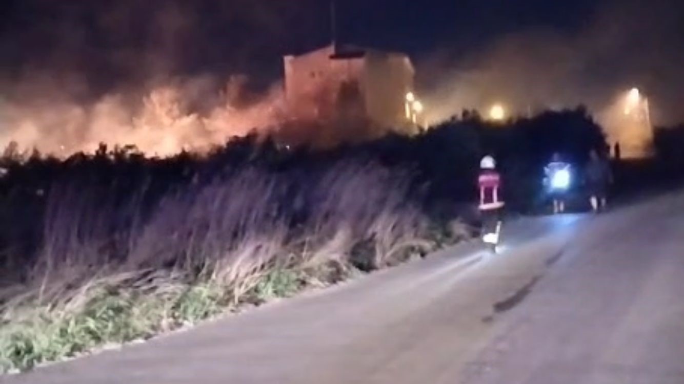 Mersin&rsquo;de sazlık alanda &ccedil;ıkan yangın g&uuml;&ccedil;l&uuml;kle s&ouml;nd&uuml;r&uuml;ld&uuml;
