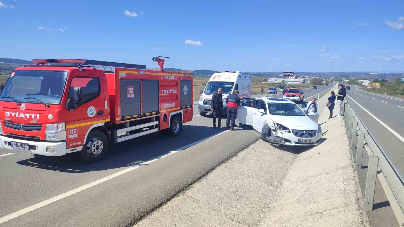 Keşan’da iki otomobil çarpıştı: 5 kişi yaralandı