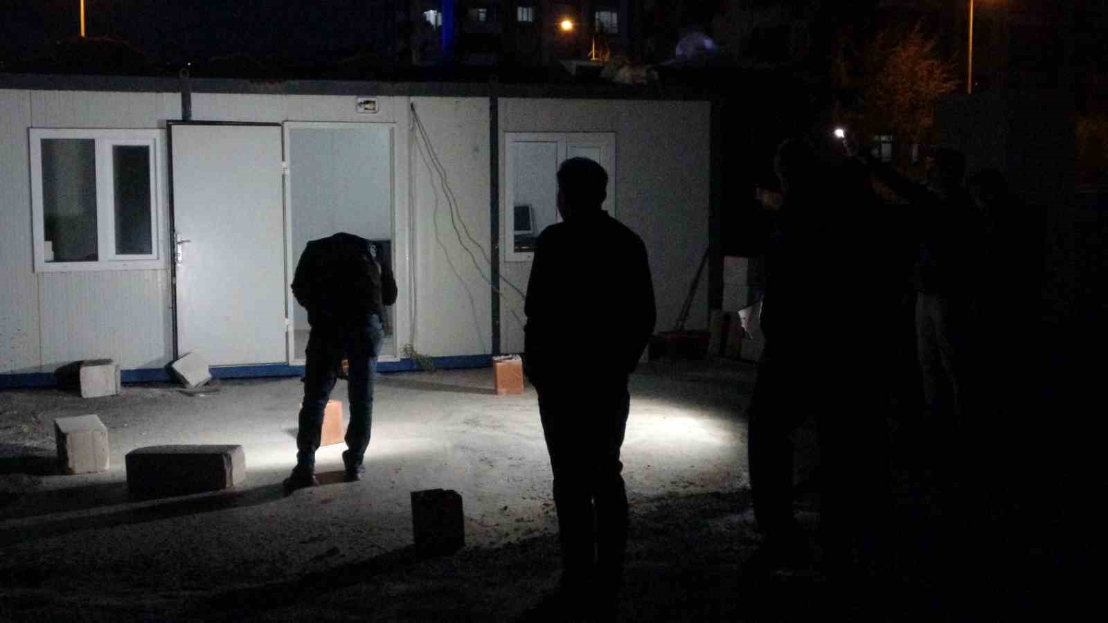 Konteyner içerisinde yaralandığını söyledi, boş kovanlar konteyner dışında bulundu