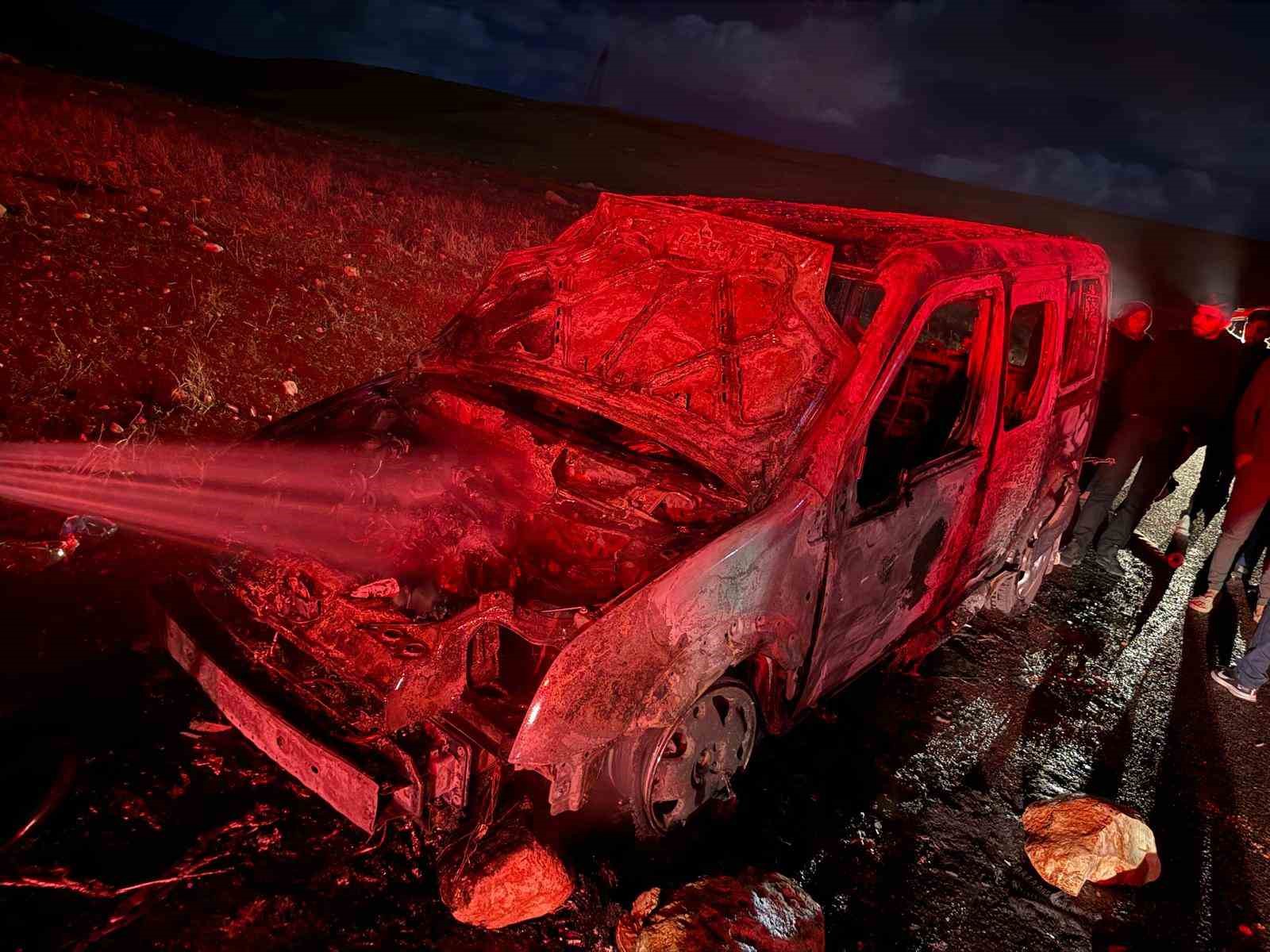 Cizre’de alevlere teslim olan hafif ticari araç kullanılmaz hale geldi