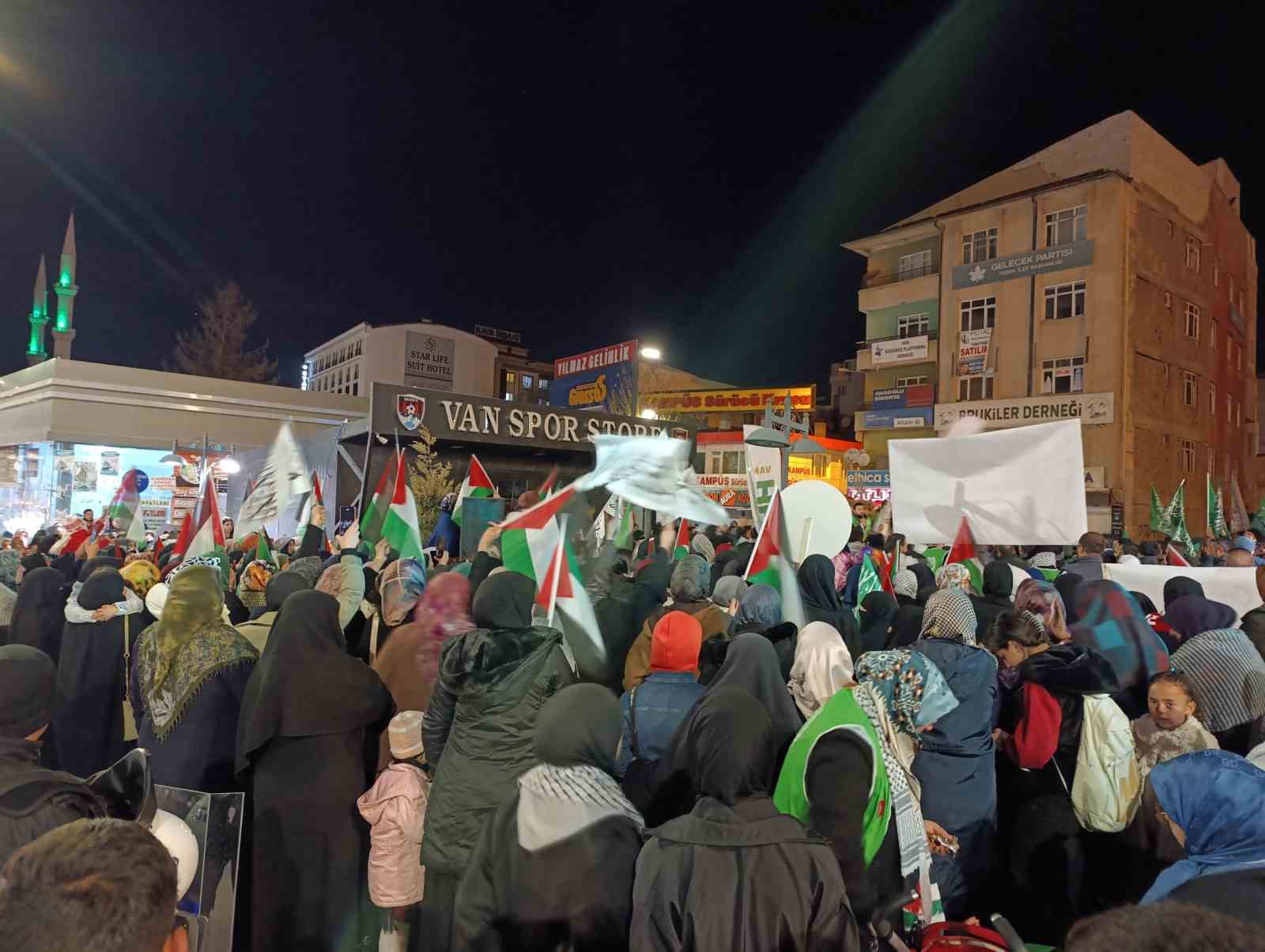 Van’da Gazze için tekbir sesleri yükseldi
