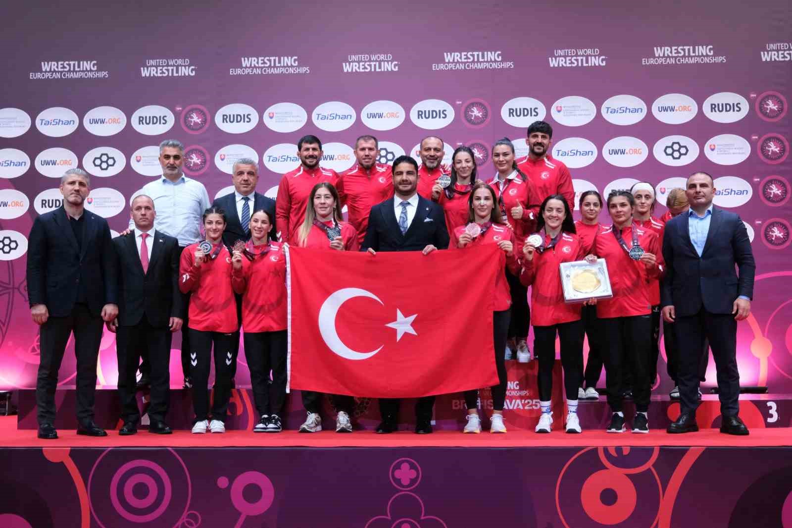 Avrupa Güreş Şampiyonası’nda milli kadın güreşçilerden tarihi başarı