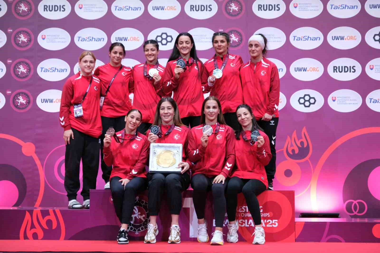 Avrupa Güreş Şampiyonası’nda milli kadın güreşçilerden tarihi başarı