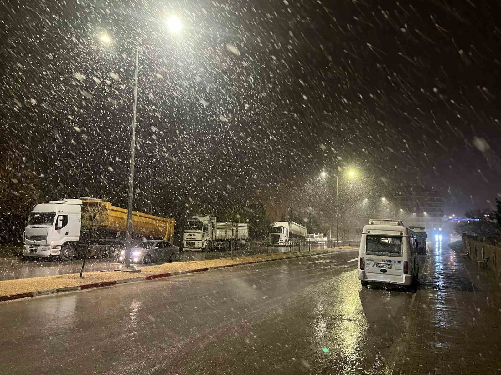 Adıyaman’ın Gölbaşı ve Besni ilçeleri beyaza büründü
