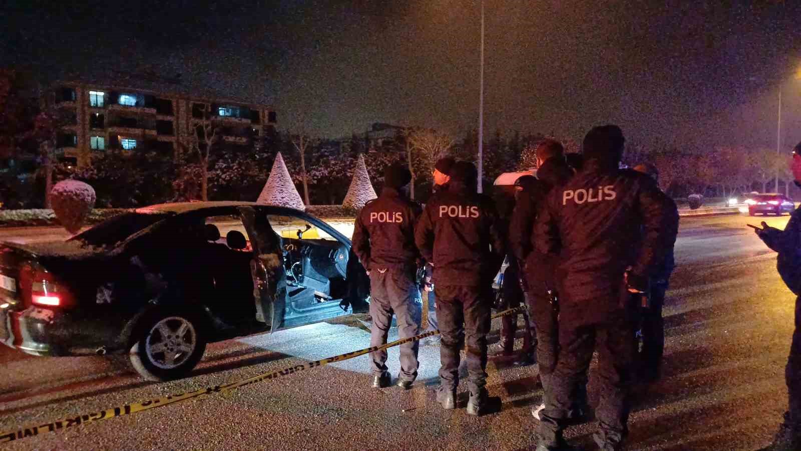 20 yaşındaki genç park halindeki otomobilde silahla vurulmuş halde bulundu