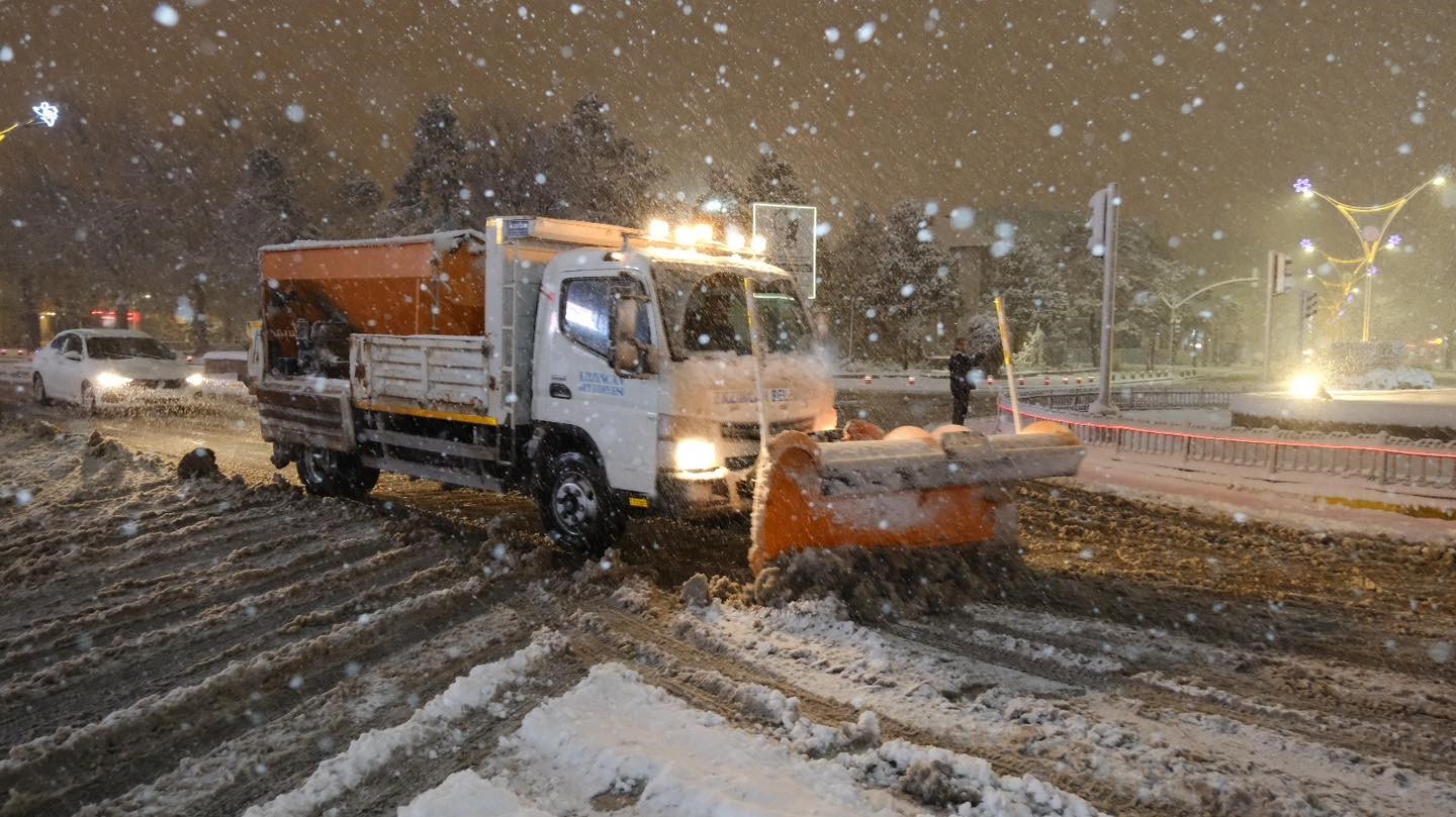 Erzincan’da belediye ekipleri karla mücadele çalışmasını sürdürüyor