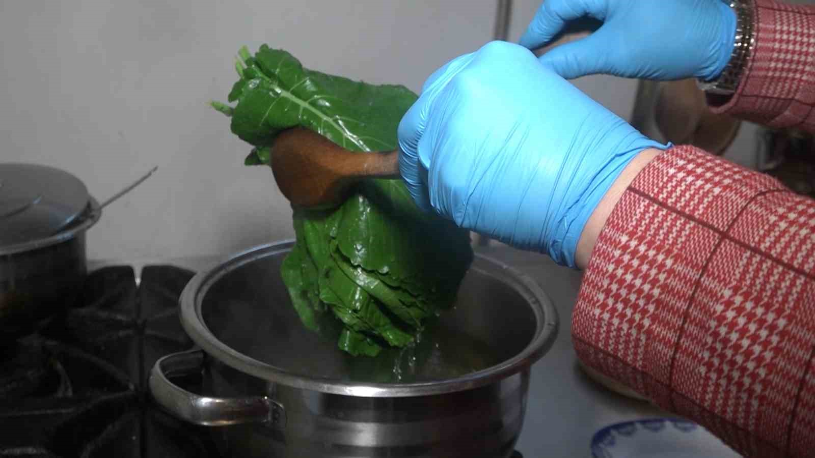 Hazırlanışı uzun, t&uuml;ketimi kısa s&uuml;ren lezzet: Etli karalahana sarması
