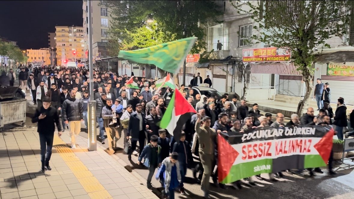 Silvan&rsquo;da "&Ccedil;ocuklar &ouml;l&uuml;rken, sessiz kalma" y&uuml;r&uuml;y&uuml;ş&uuml; d&uuml;zenlendi
