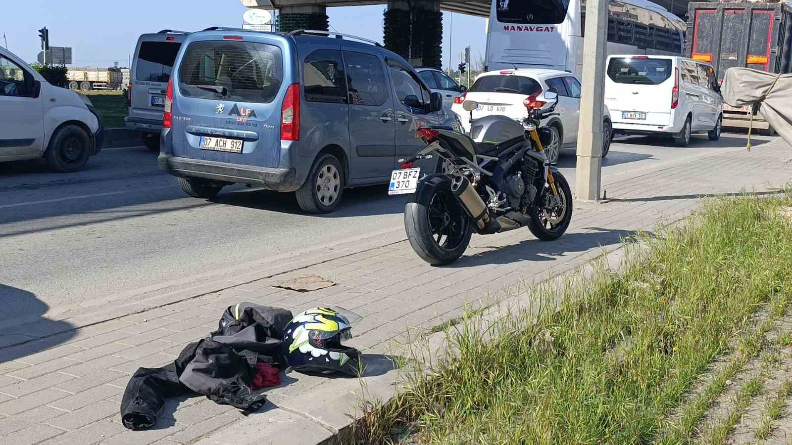 Araçların arasından geçen motosiklet karşıya geçen yayaya çarptı: 1 yaralı