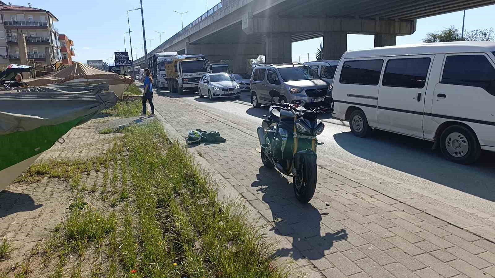 Araçların arasından geçen motosiklet karşıya geçen yayaya çarptı: 1 yaralı