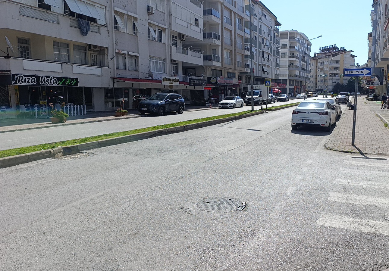 Yolun karşısına geçen yaya otomobilin aynasına çarparak yaralandı