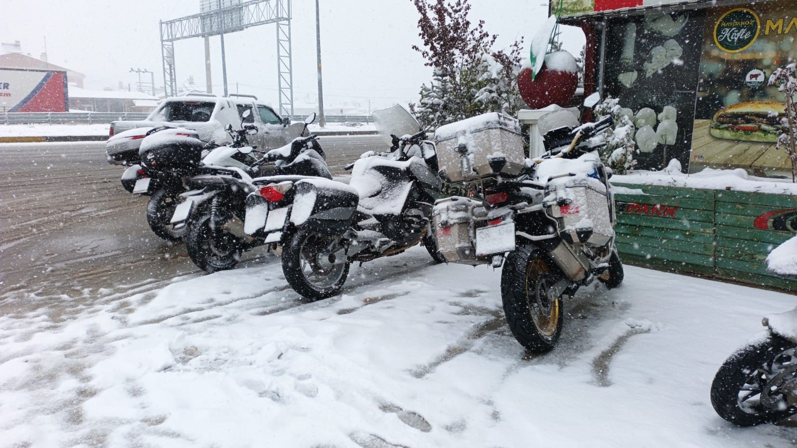 Nisan ayının ortasında tipi ve kar yağışı nedeniyle yolda kaldılar