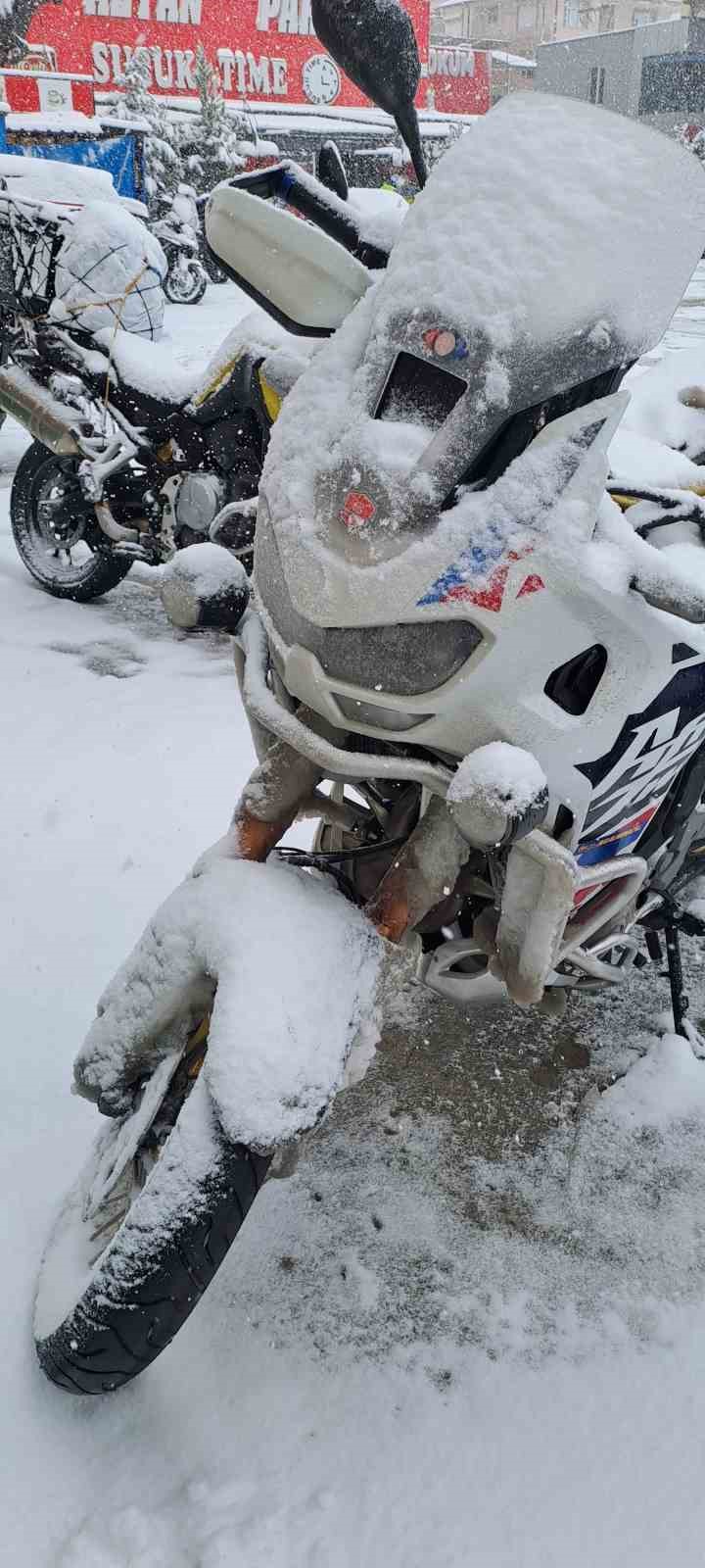 Nisan ayının ortasında tipi ve kar yağışı nedeniyle yolda kaldılar
