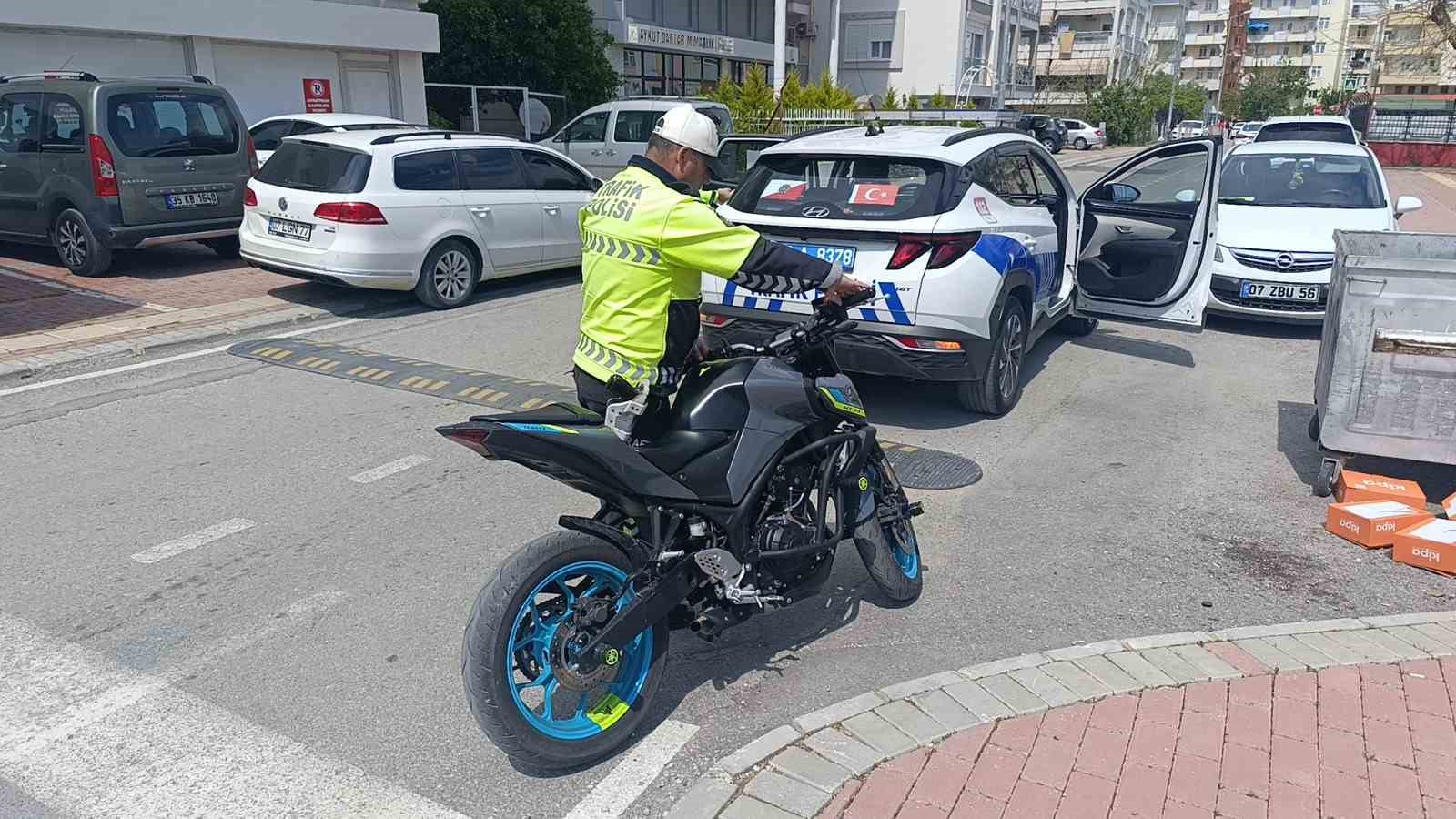 Plakasız motosiklet sürücüsünün son ihlali pahalıya mal oldu: 100 ceza puanından ehliyeti iptal edildi