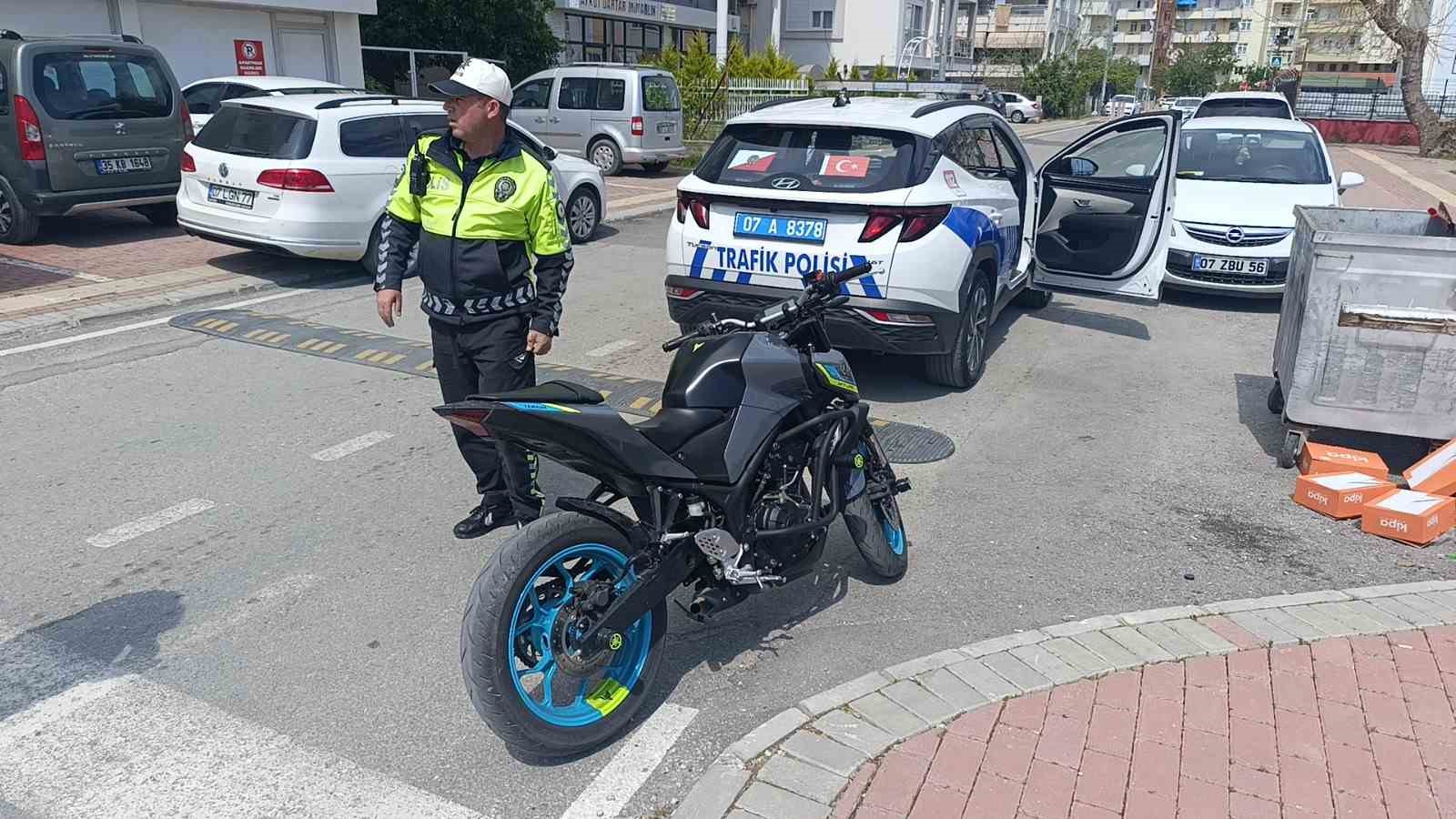 Plakasız motosiklet s&uuml;r&uuml;c&uuml;s&uuml;n&uuml;n son ihlali pahalıya mal oldu: 100 ceza puanından ehliyeti iptal edildi
