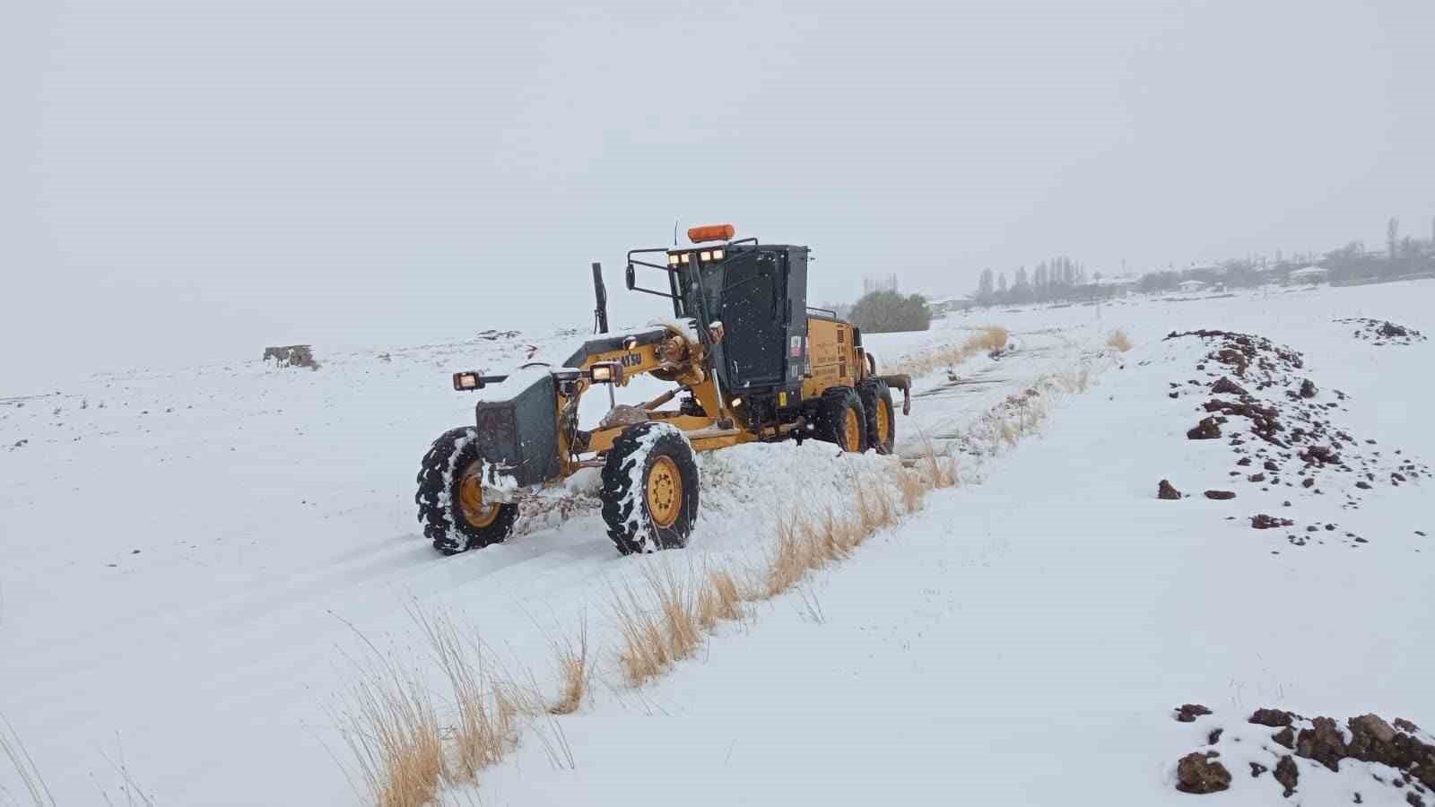 Yozgat’ta Nisan ayında yağan kar sonrası temizleme çalışmaları yapıldı