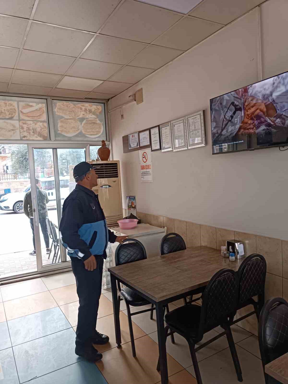 Karacasu’da zabıtalar denetledi