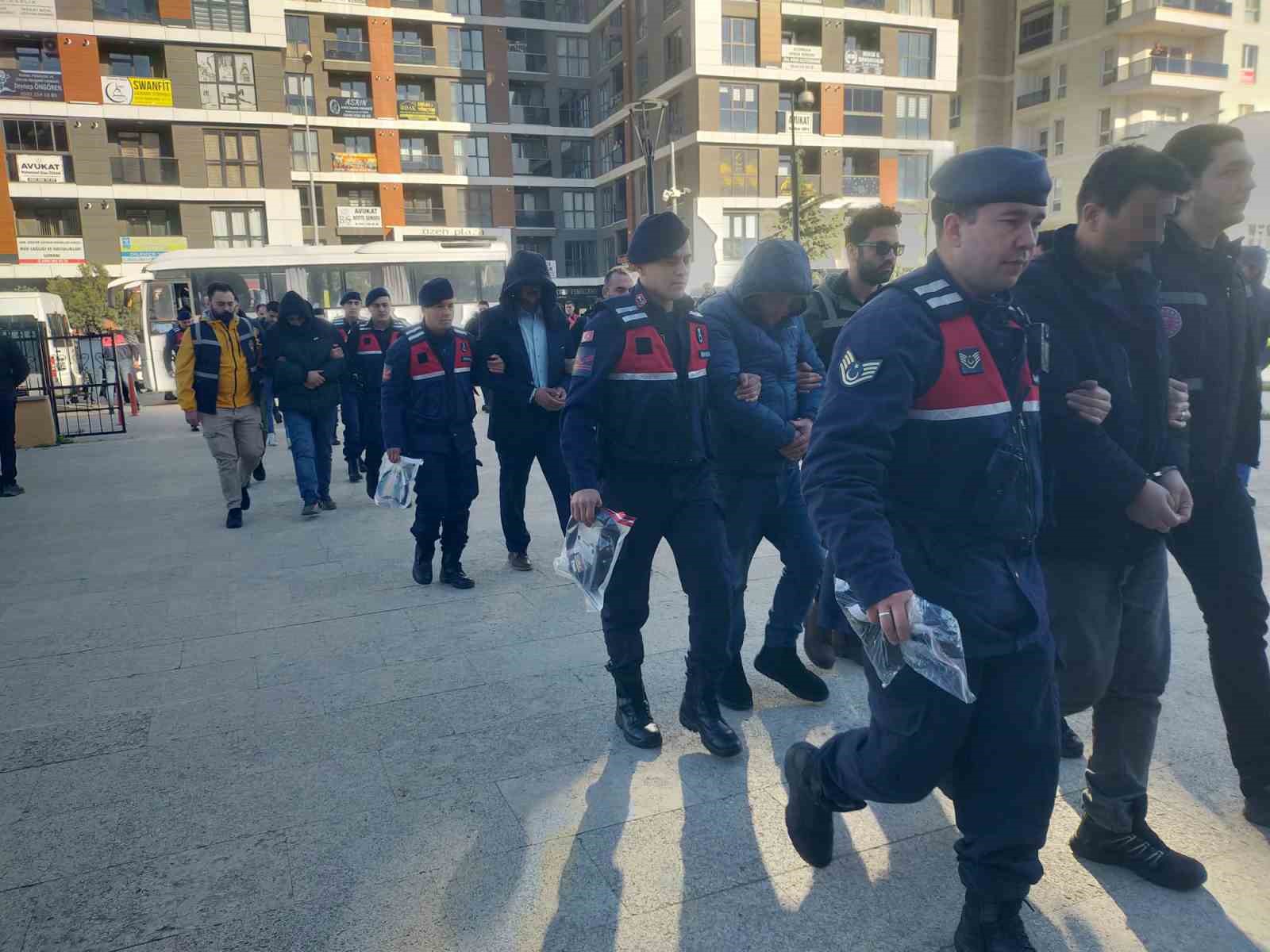 Kapıkule&rsquo;deki r&uuml;şvet operasyonunda yakalanan 23 g&uuml;mr&uuml;k muhafaza memuru tutuklandı
