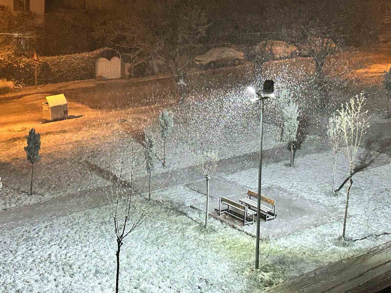 Elazığ’da nisan ayında kar sürprizi
