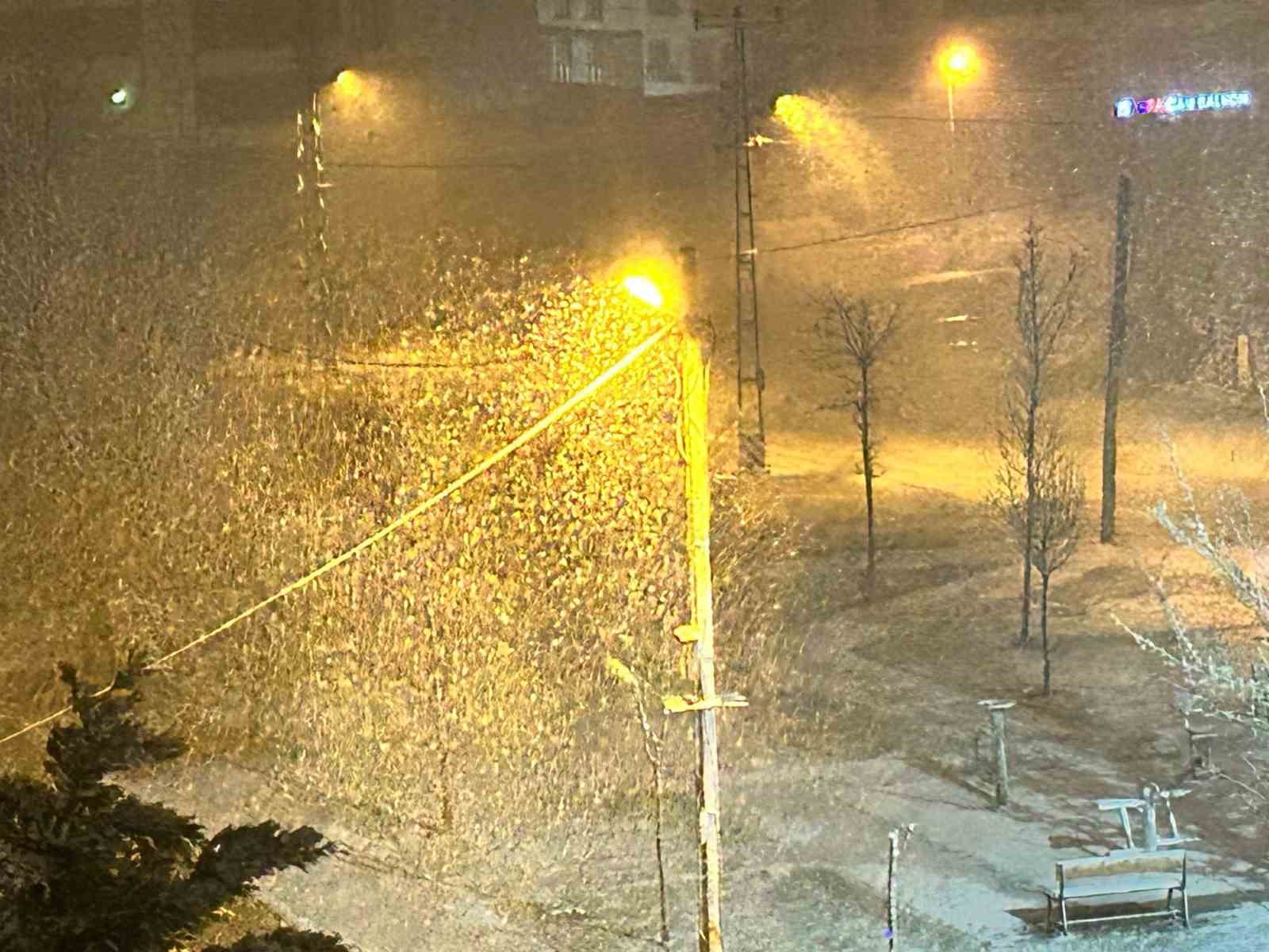 Elazığ’da nisan ayında kar sürprizi
