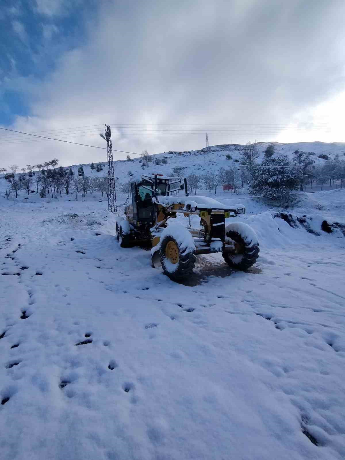 Tunceli&rsquo;de, nisan ayında kar yolları kapattı
