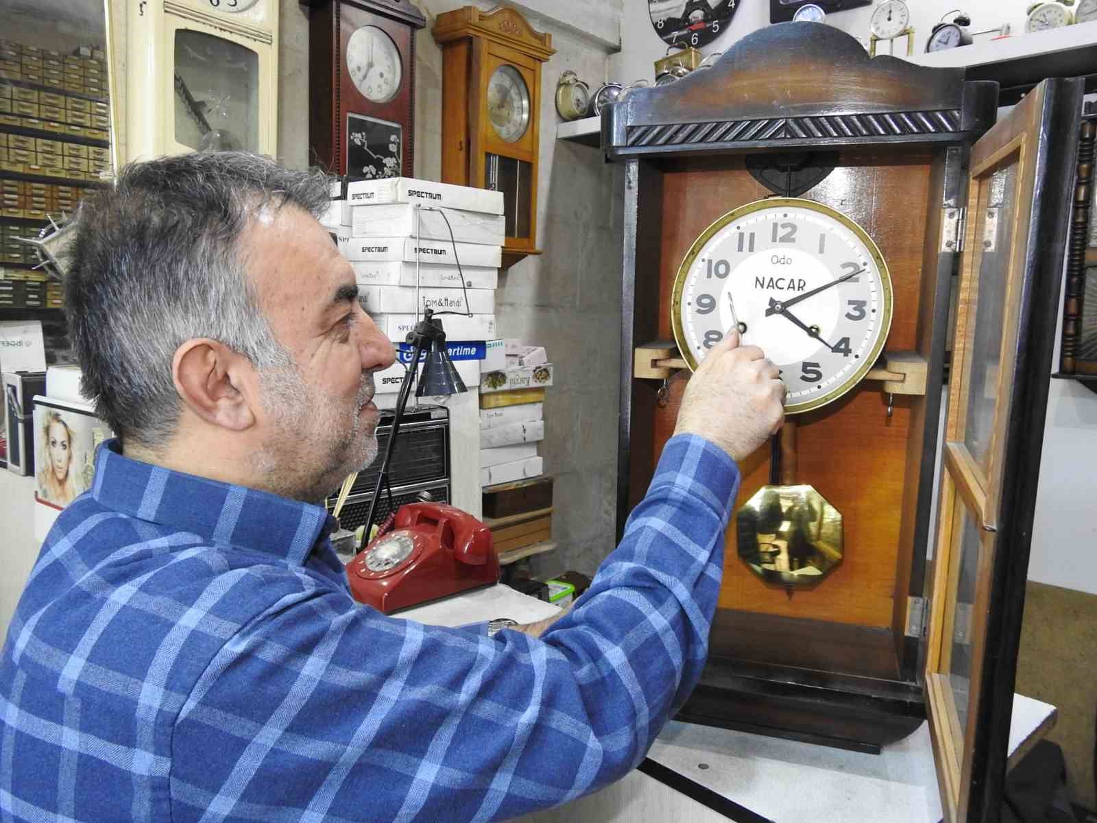 Tarihe tanıklık etmiş saatleri 10 metrekarelik dükkanında tamir ediyor