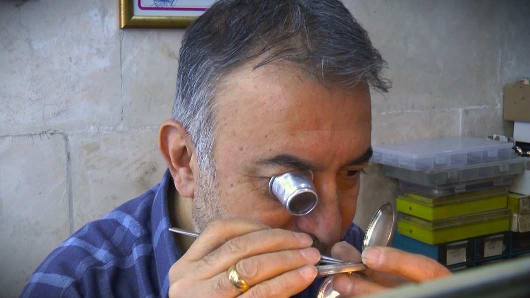 Tarihe tanıklık etmiş saatleri 10 metrekarelik d&uuml;kkanında tamir ediyor
