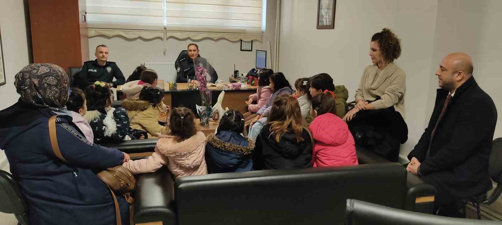 Çocuklar Polis Haftası’nda karakolu ziyaret etti