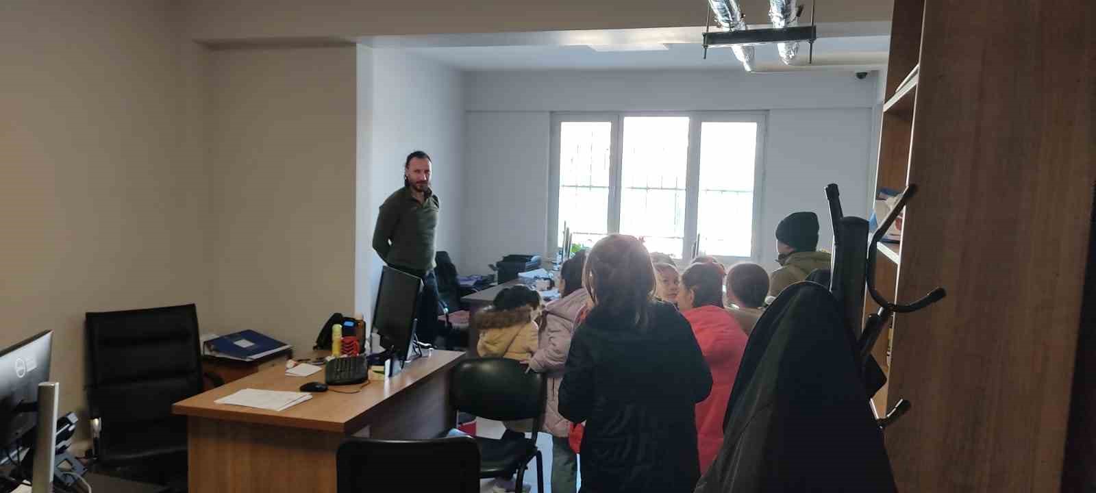 Çocuklar Polis Haftası’nda karakolu ziyaret etti