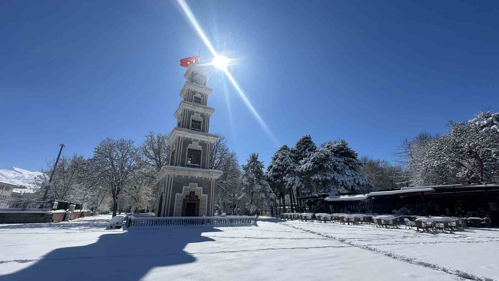 Erzincan nisan ayında güne karla uyandı