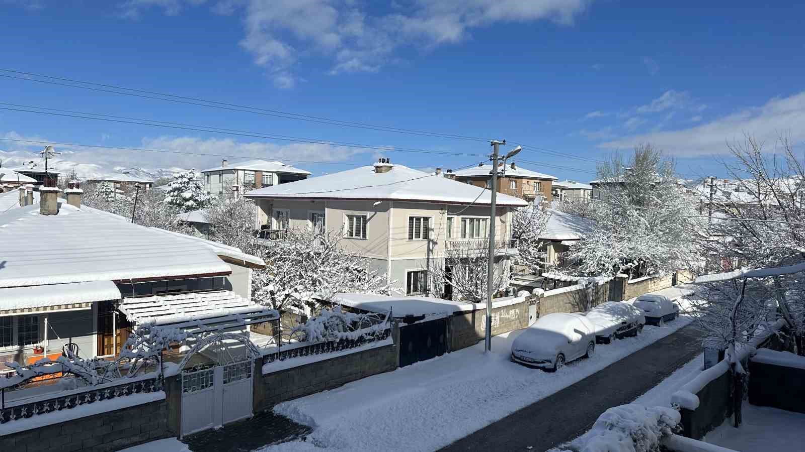 Erzincan nisan ayında g&uuml;ne karla uyandı
