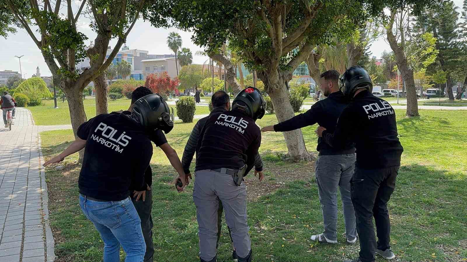 Adana’da park ve sokaklarda uyuşturucu içen 55 şahıs yakalandı