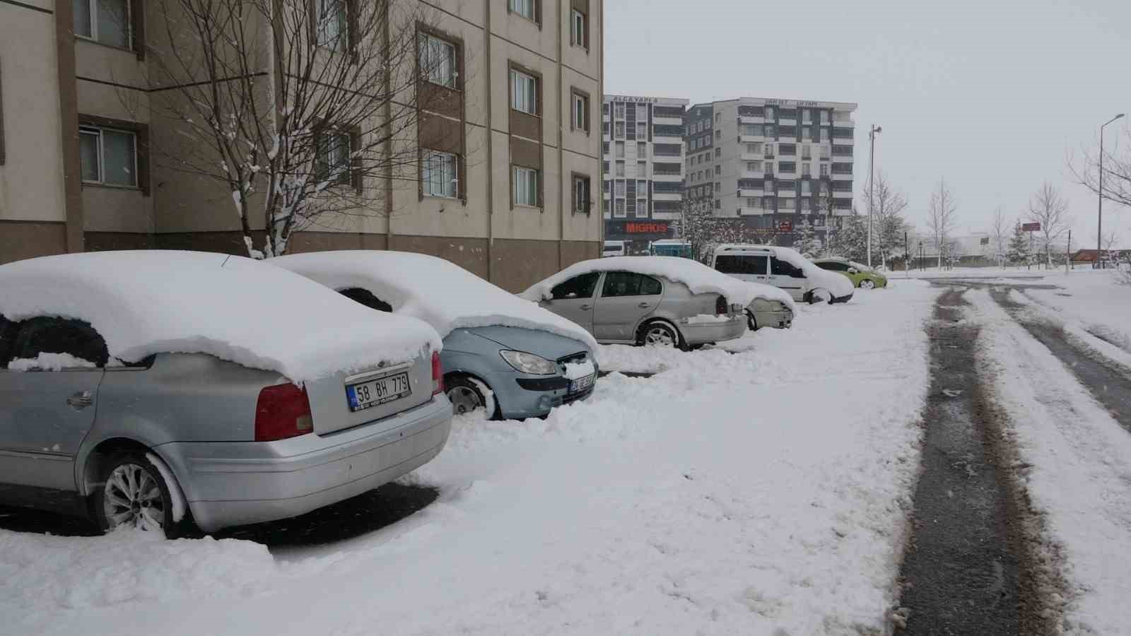 Bitlis&rsquo;te nisan karı 60 k&ouml;y yolunu ulaşıma kapattı
