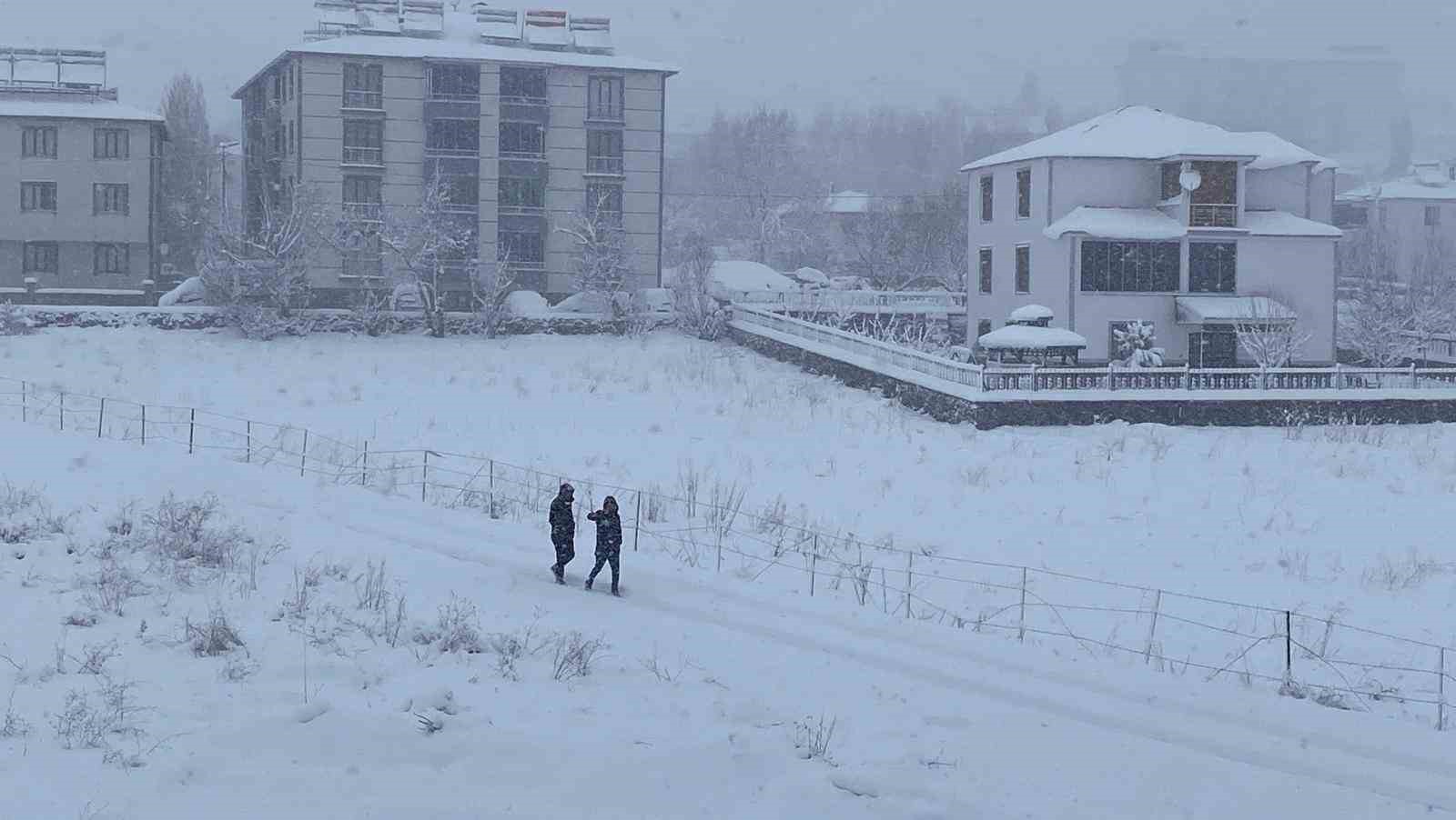 Nisan ayında kış geri geldi: Bingöl güne beyaz örtü ile uyandı