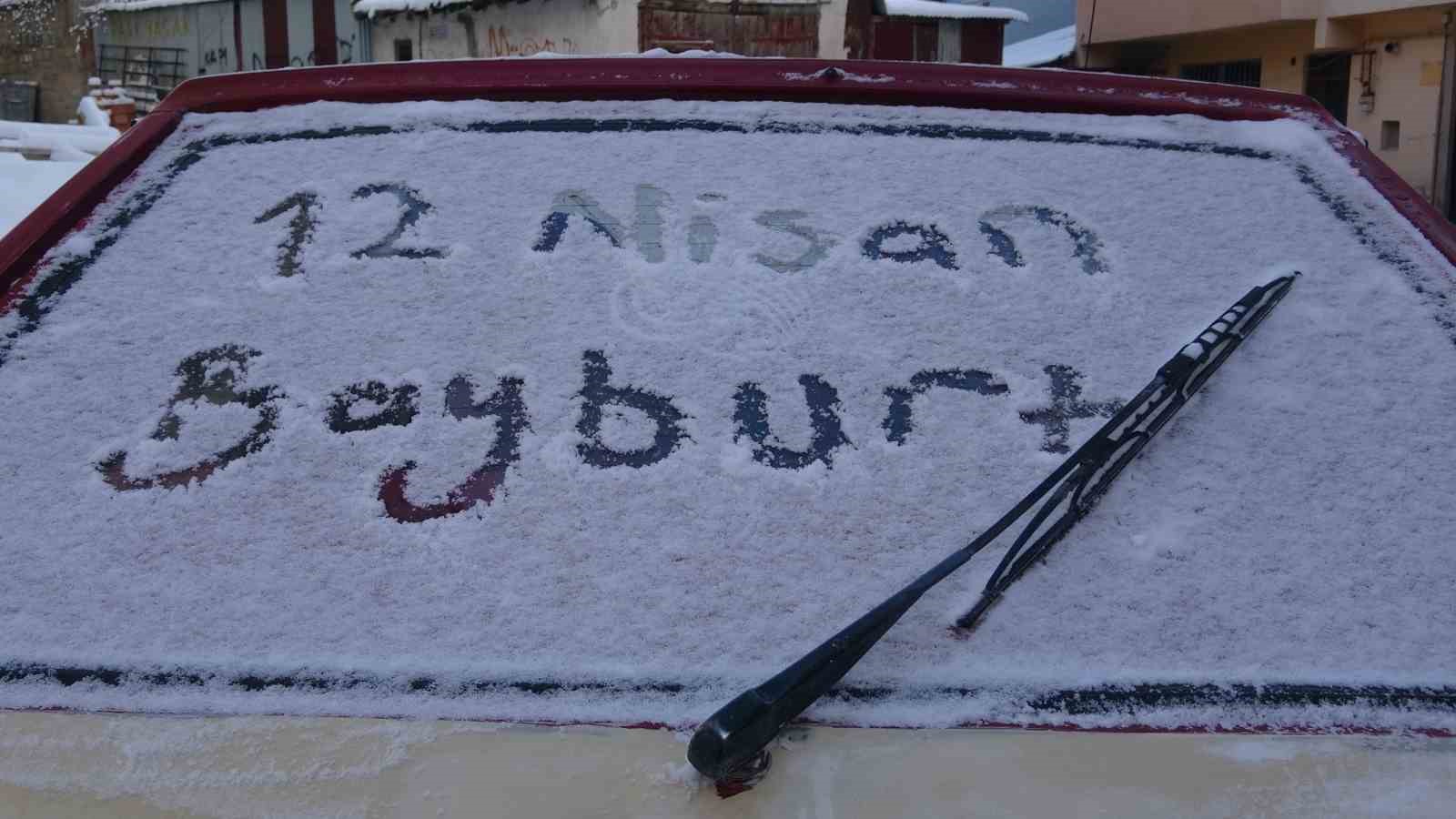 Bayburt’a yaz bir türlü gelemedi: Kent beyaz örtüyle yeniden kaplandı