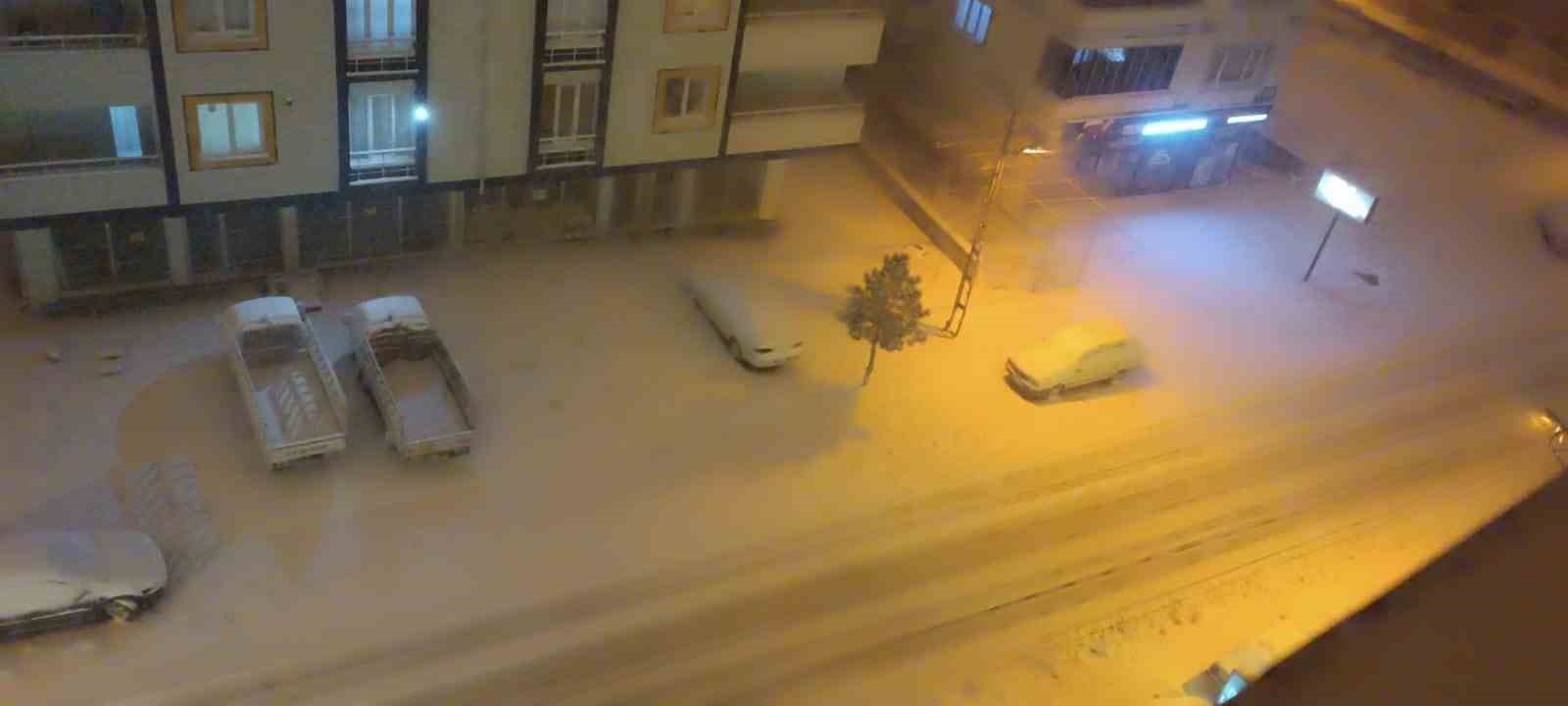 Kahramanmaraş’ın ilçelerinde nisan ayında kar çilesi