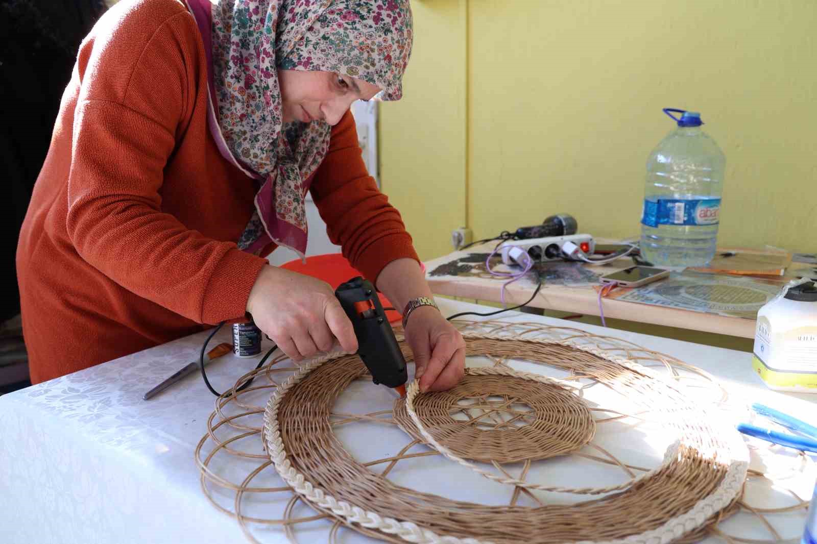 Eski eşyalar kadınların hünerli ellerinde yeniden değer kazanıyor