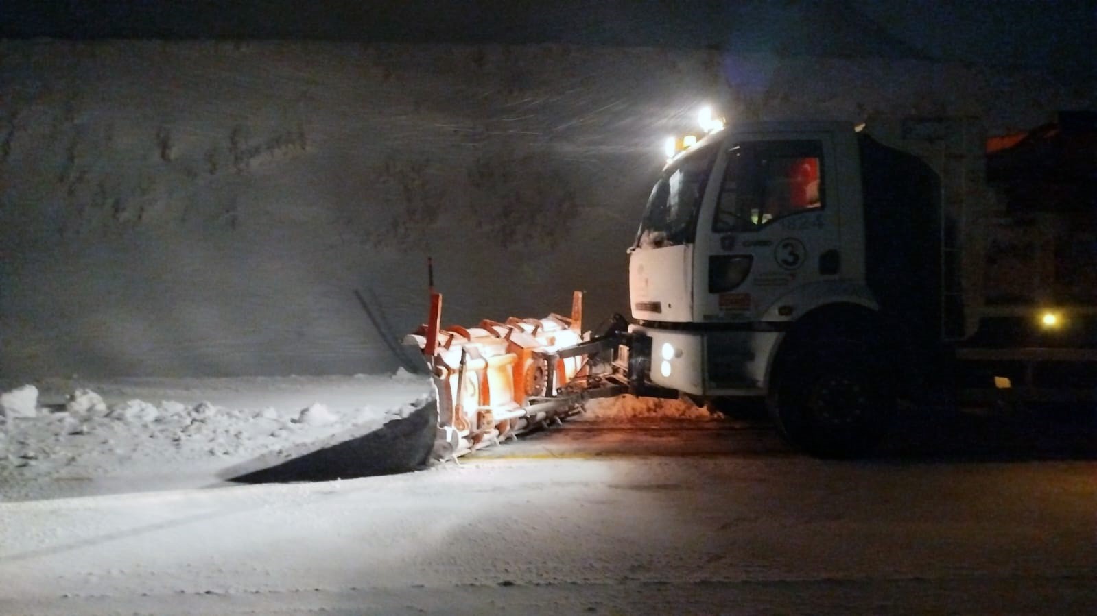 Kahramanmaraş&rsquo;ta karla m&uuml;cadele
