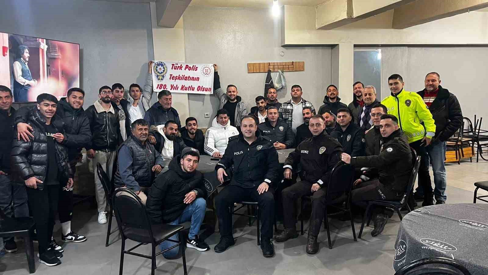 Sandalyeler havada uçuştu, kavga bir anda kutlamaya döndü